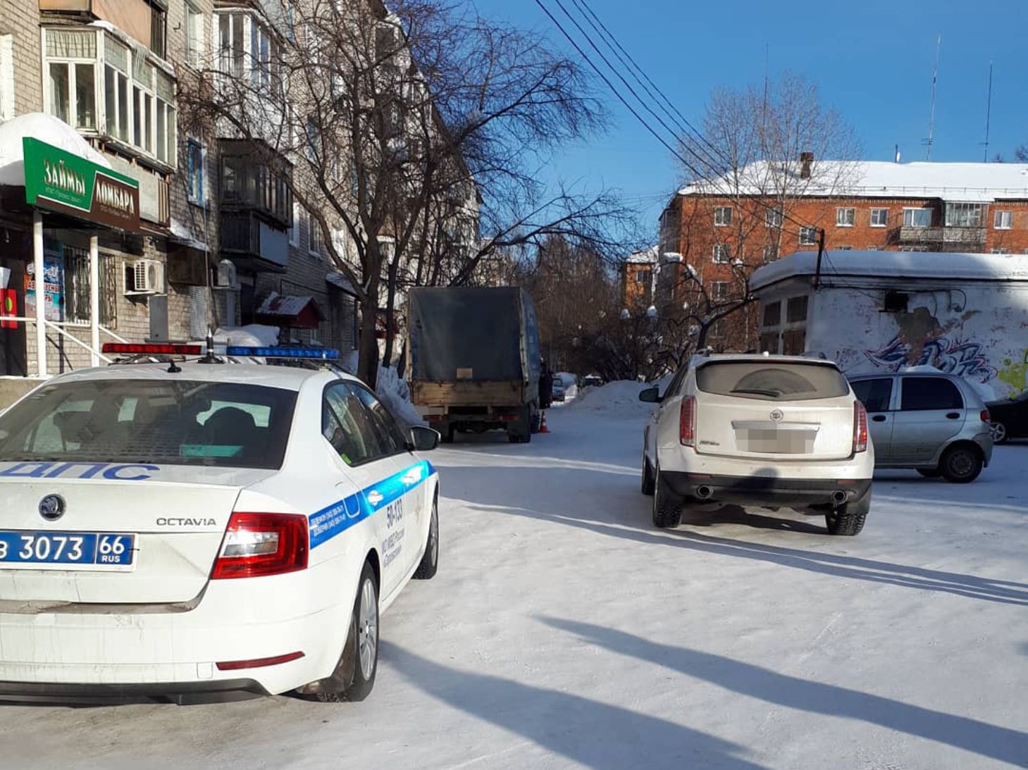 В Серове во дворе одного из домов чуть не задавили 6-летнюю девочку |  28.02.2021 | Серов - БезФормата