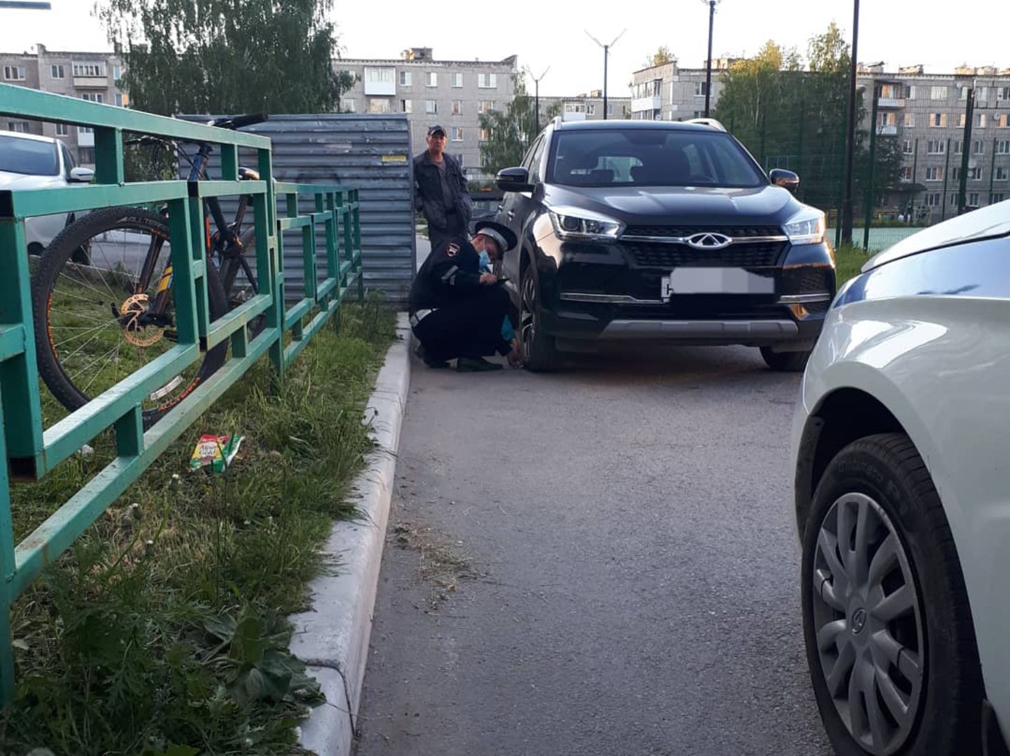 В Серове во дворе одного из домов автомобиль наехал на 9-летнего мальчика |  СЕРОВСКИЙ РАБОЧИЙ – газета с вековой историей