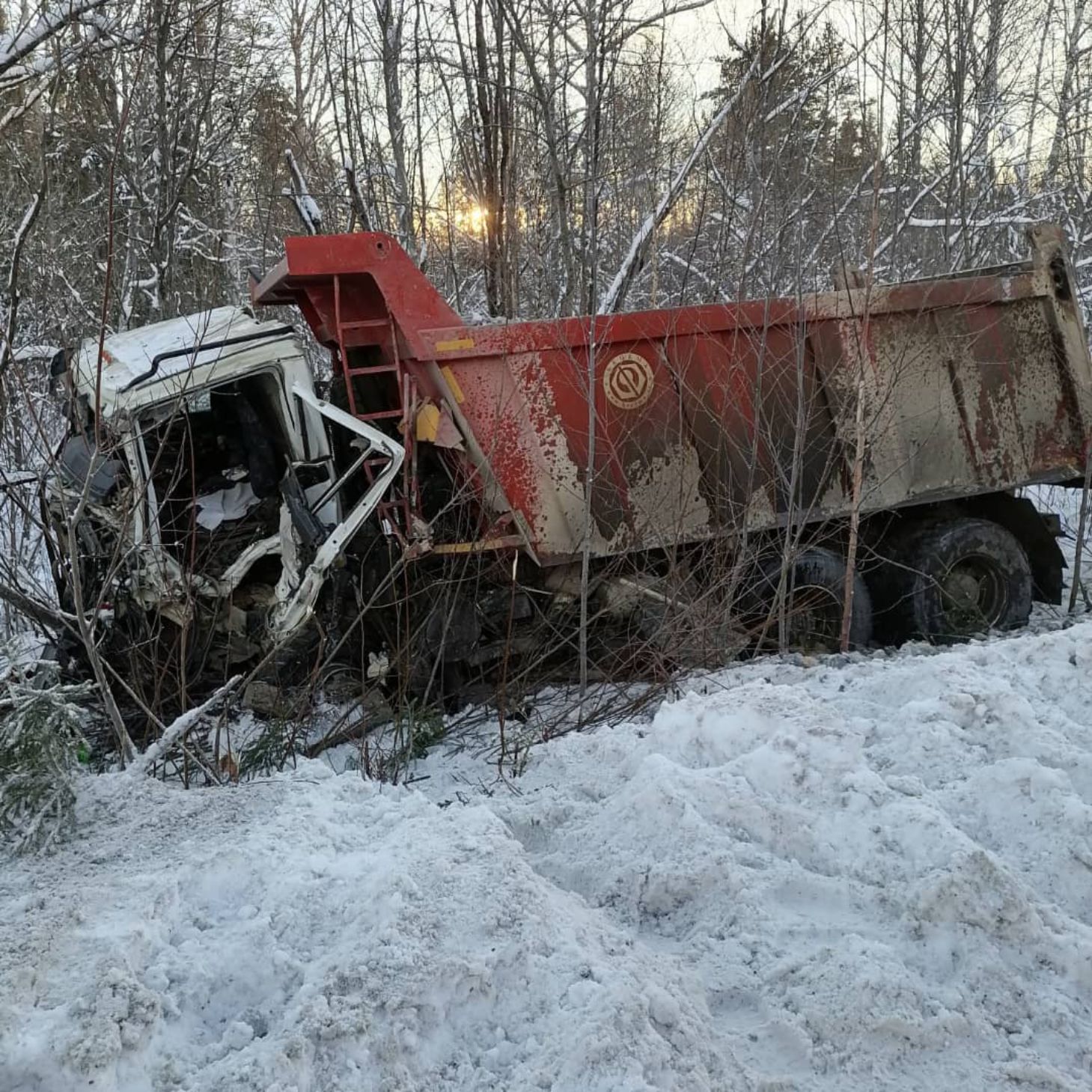 На автодороге между Серовом и Сосьвой столкнулись два грузовика |  13.12.2021 | Серов - БезФормата