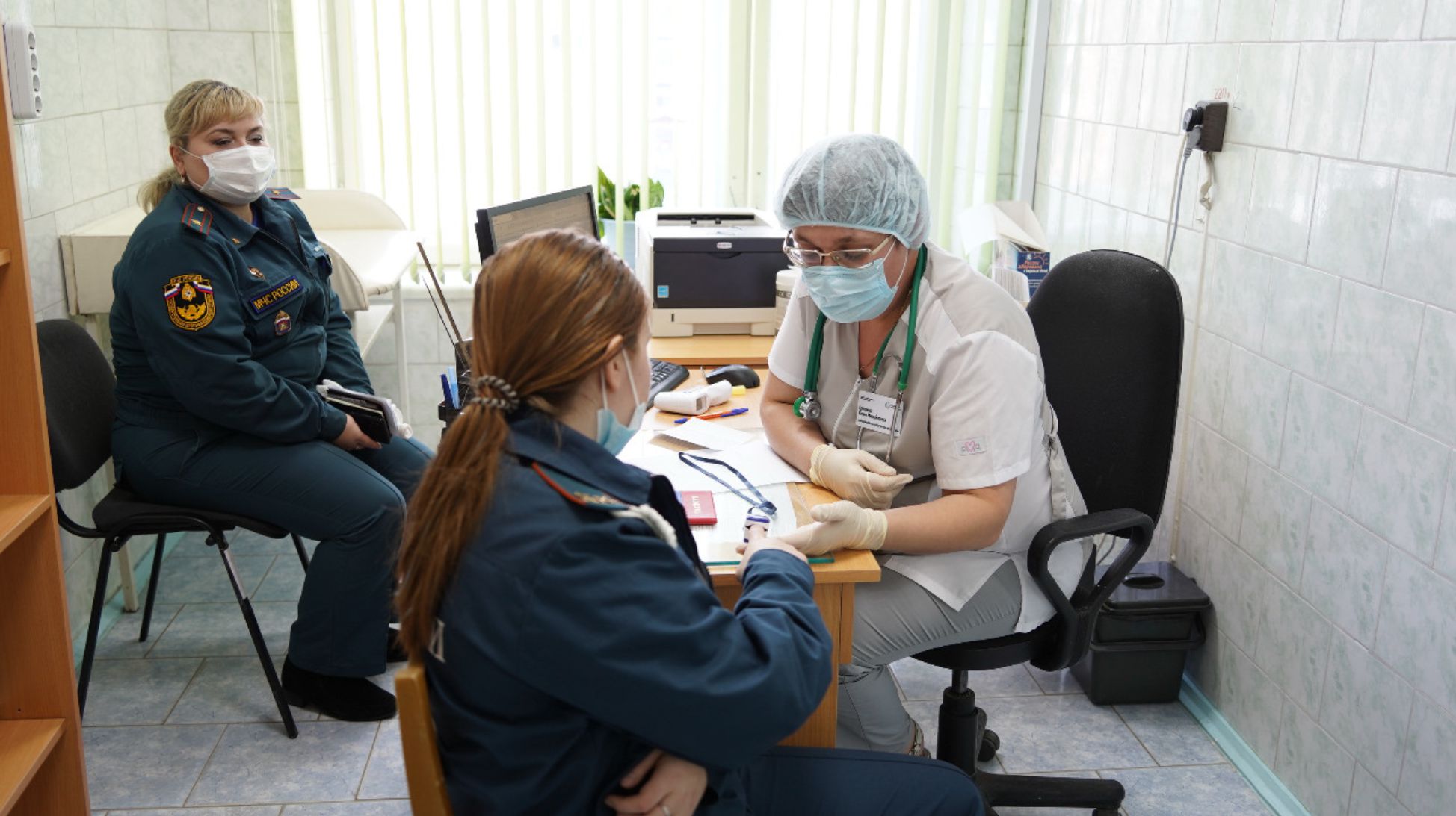 Первые полсотни. В Серове началась вакцинация школьников от COVID-19 |  27.01.2022 | Серов - БезФормата